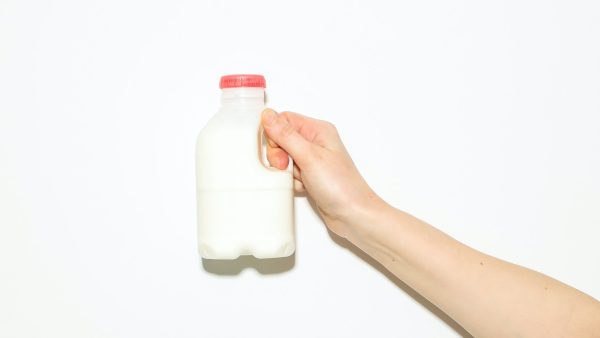 AH haalt houdbare melk uit schappen vanwege ziekmakende bacterie