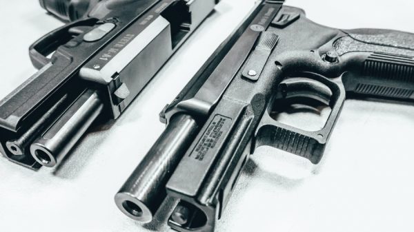 Er worden voorlopig geen nieuwe wapenvergunningen afgegeven wegens gammele screening