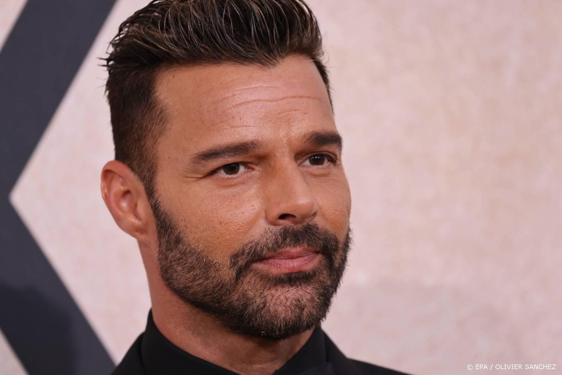 Advocaat Ricky Martin ontkent ‘walgelijk’ verhaal over incest