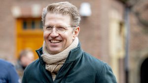 Thumbnail voor Oud-minister weer thuis na val van fiets: 'Iedere dag beetje beter'