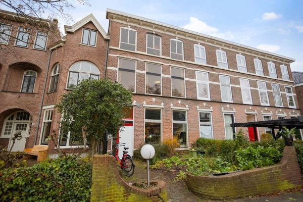 Kluskleding bij de hand? Deze woning ziet groen, bruin én oranje