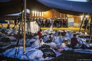 Thumbnail voor Tegen de 300 asielzoekers sliepen in Ter Apel buiten, grootste aantal in tijden