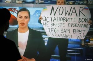 Thumbnail voor Russische journaliste die op tv tegen oorlog ageerde tijdelijk opgepakt: 'Alles is in orde'