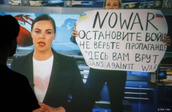 Russische journaliste opgepakt die op tv tegen oorlog ageerde