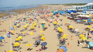 Thumbnail voor Overleden persoon op strandbedje in Scheveningen gevonden