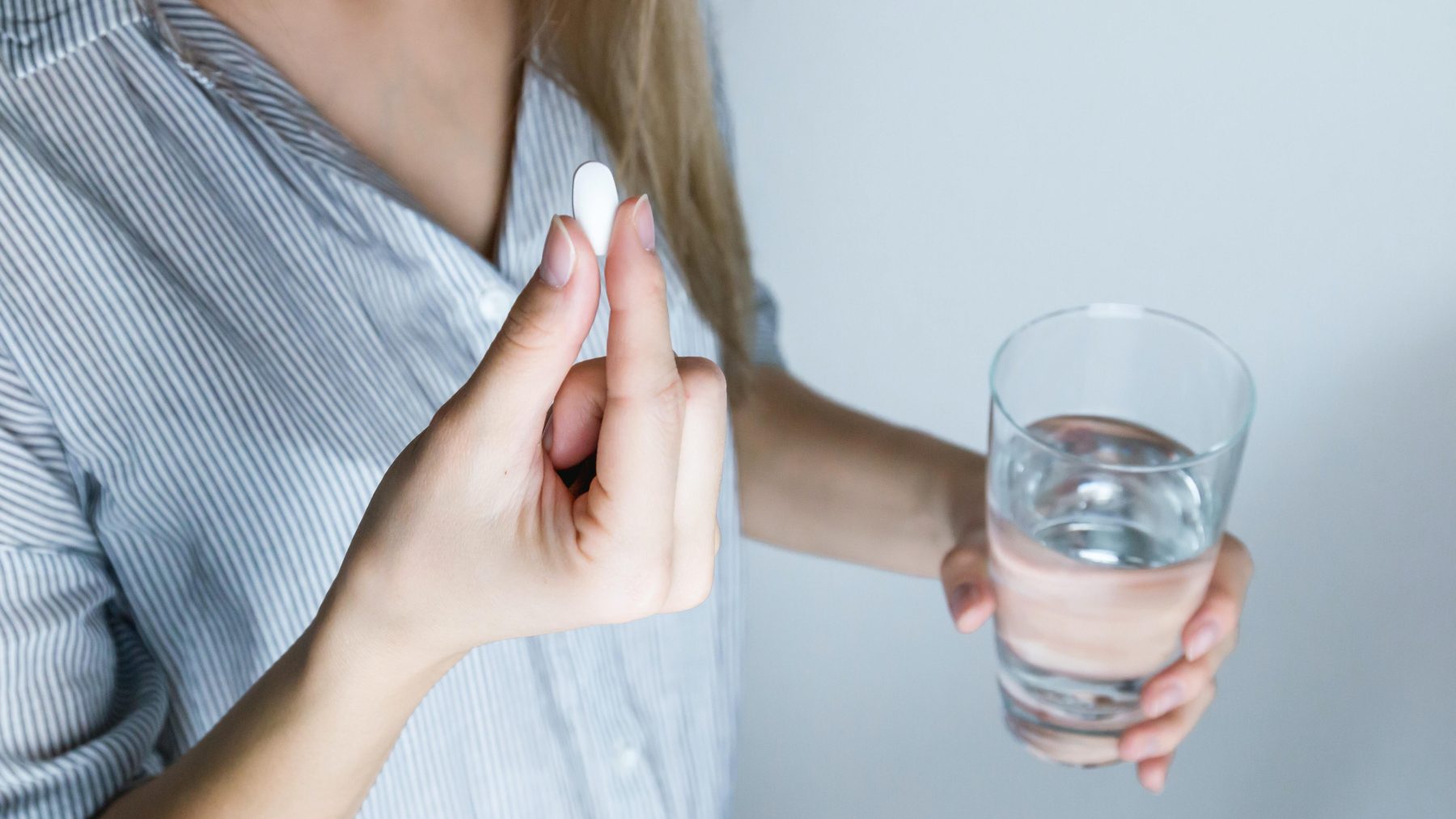 Moeite met pillen doorslikken? Zo glijdt die pil wél door je keel LINDA.nl