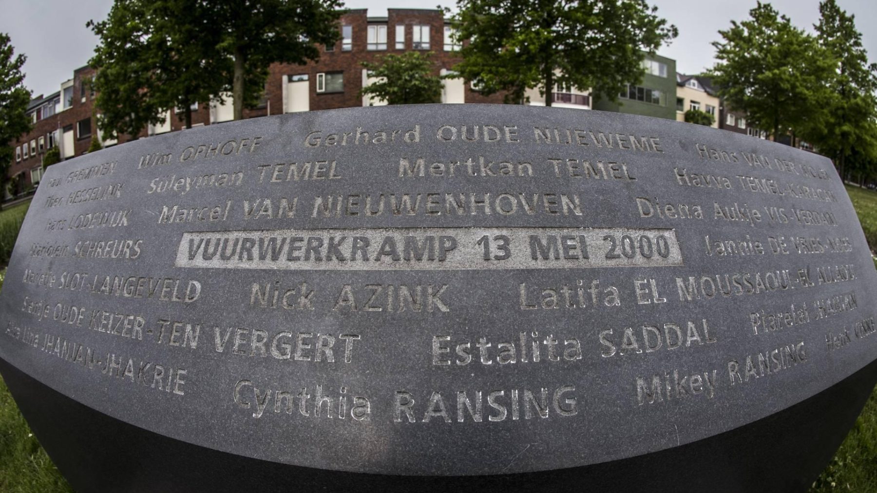 Vuurwerkramp Enschede wordt serie 'ROOMBEEK' op Viaplay