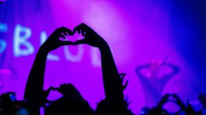 Thumbnail voor Give me love: verliefde Ed Sheeran-fan zoekt man uit publiek, Ticketmaster schiet te hulp