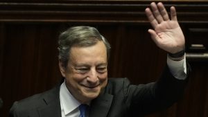 Thumbnail voor Twee keer is scheepsrecht: Italiaanse premier Mario Draghi dient opnieuw ontslag in