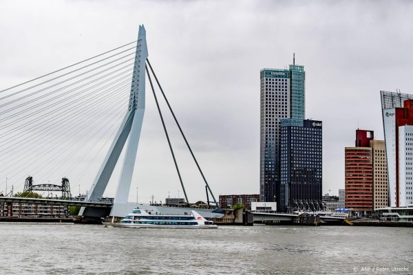 Watertaxi en rondvaartboot botsen bij Erasmusbrug, zes opvarenden gered