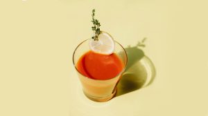 Thumbnail voor Dít is waarom mensen tomatensap drinken in een vliegtuig