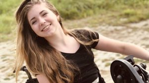 Thumbnail voor Suzannes dochter (15) kan niet meer lopen door zeldzame aandoening: 'Ze zal nooit piepen, ze lacht altijd'