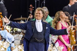 Thumbnail voor Dat wordt walsen geblazen: André Rieu geeft vierde kerstconcert in Maastricht