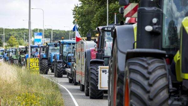 demonstranten-verzamelen-zich-met-tractoren-en-trucks-op-de-dam