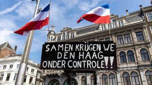 Thumbnail voor Omgekeerde Nederlandse vlag wappert bij Torentje: vier mensen beboet