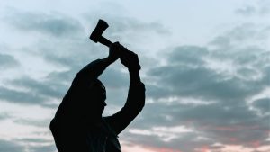 Thumbnail voor Man achtervolgt kind (9) met een bijl en verwondt cafébezoeker in Susteren, aanleiding: belletje trekken