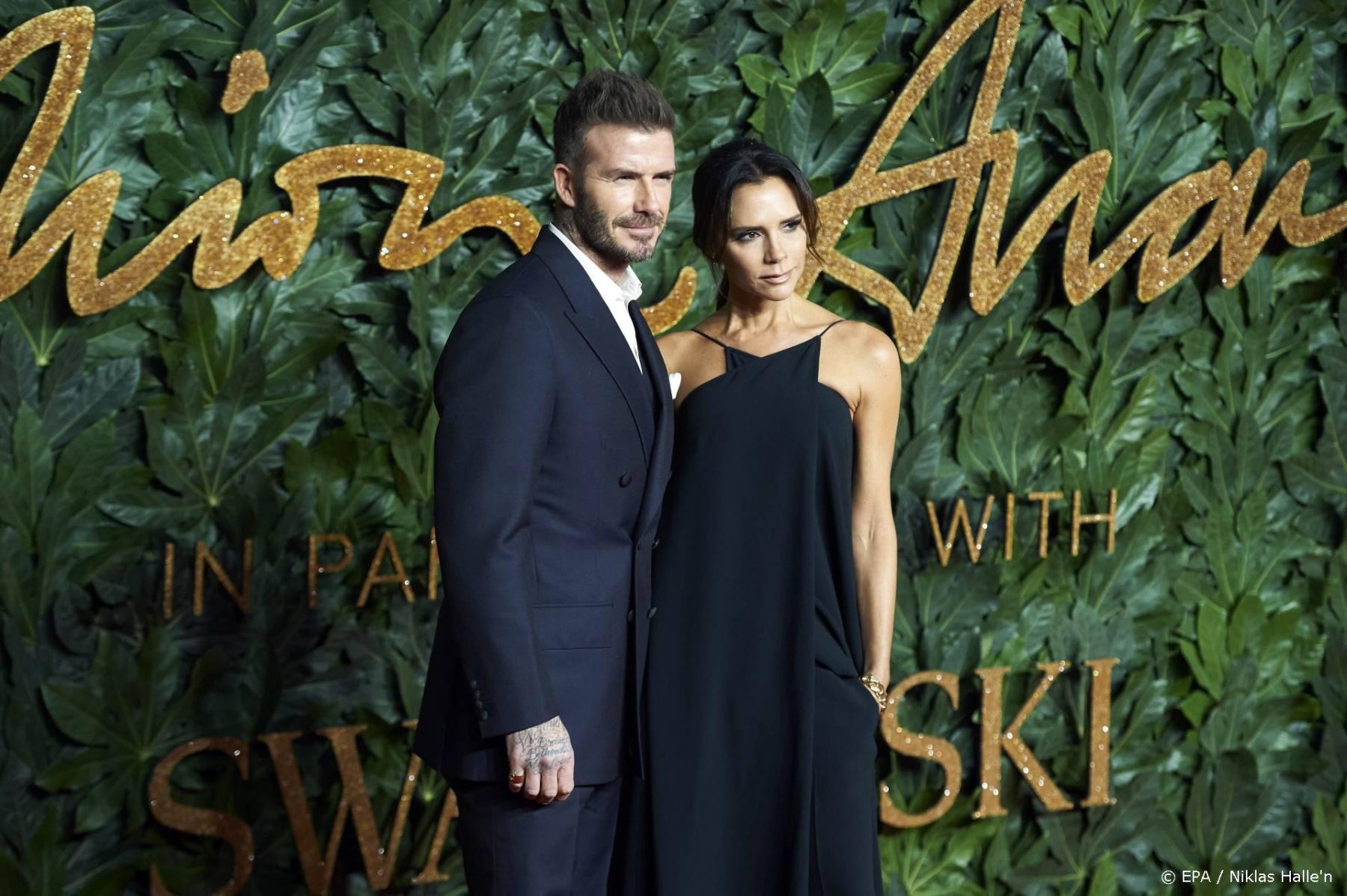Victoria Beckham weer even ‘Posh Spice’ tijdens karaokeavond