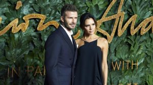 Thumbnail voor Victoria Beckham weer even 'Posh Spice' tijdens karaokeavond