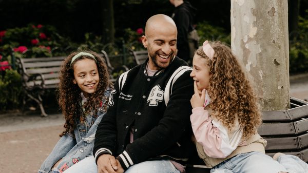 Walid Benmbarek over het loslaten van zijn dochters: 'Ze moeten toch zelf de wereld ontdekken'