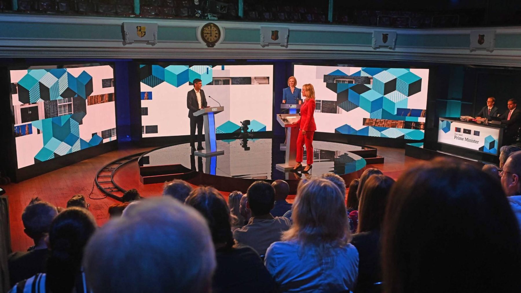 Brits premiersdebat onderbroken, presentatrice valt flauw