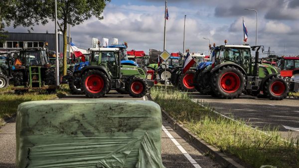 Opnieuw boerendemonstraties bij snelwegen, hooibalen in brand