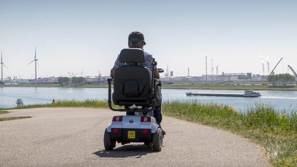 Man in scootmobiel moet uren wachten op speciale taxi, politie grijpt in