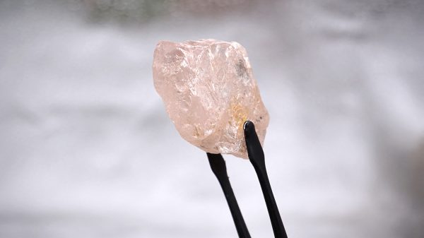 Grootste roze diamant in 300 jaar gevonden in Angola