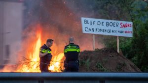 Thumbnail voor Opruimwerkzaamheden van boerenprotesten op A1 gestaakt om bedreigingen