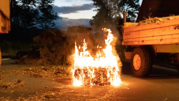 Chaos op de weg gevolg boerenprotesten: ongelukken door afval op A7 en A1