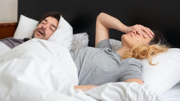 Wat te doen met partners die keihard snurken? Hij tikt de 73 decibel aan