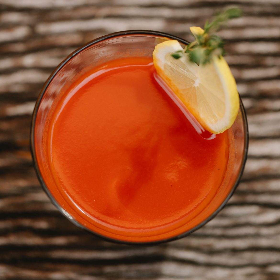 Áha, dus zo zit het: dít is waarom mensen tomatensap drinken in een vliegtuig