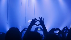 Thumbnail voor Megabeeldscherm valt op dansers tijdens concert K-popgroep in Hongkong