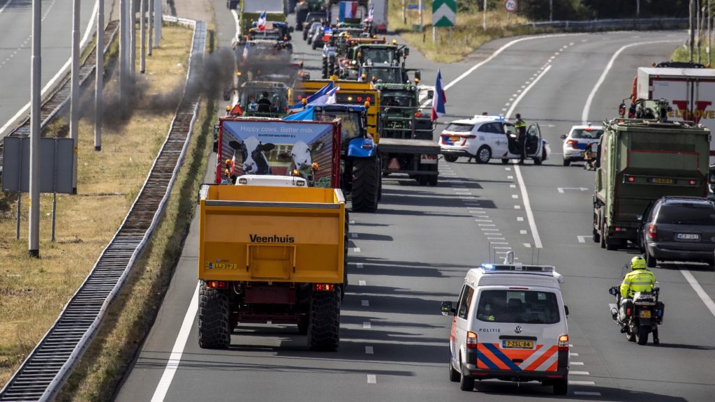Boeren in Gelderland ruimen zelf afval van snelweg: 'Dat lossen we gewoon met elkaar op'