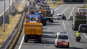Thumbnail voor Boeren in Gelderland ruimen snelweg zelf op: 'Dat lossen we gewoon met elkaar op'