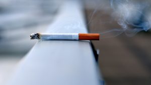 Thumbnail voor Bernadette raapt sigaretten: 'Verschrikkelijk schadelijk voor milieu'
