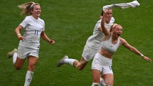 Thumbnail voor Waar is dat feestje? Engelse voetbalvrouwen crashen persconferentie in polonaise