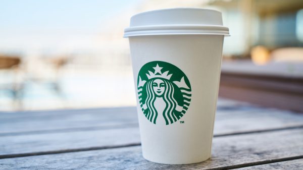 Russische Rapper koopt alle Starbucks-filialen in eigen land op