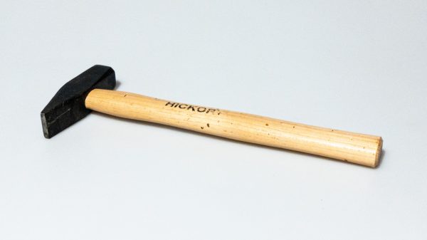 Man jaagt zijn vrouw op met hamer: 'Ze moet van m'n geld afblijven'