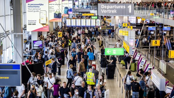 Opnieuw topdrukte op Schiphol: lange rijen en gemiste vluchten