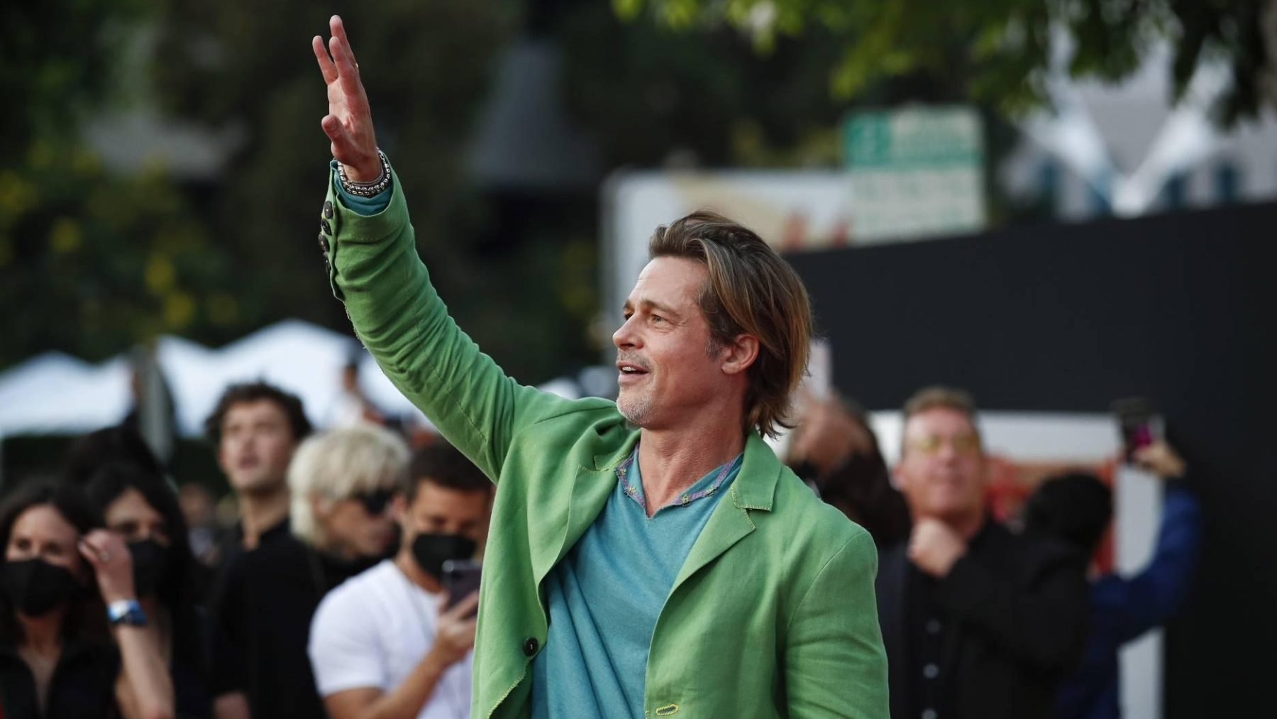 Brad Pitt over keuze voor rok op rode loper: 'We gaan allemaal dood'