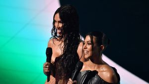 Thumbnail voor Samen op de plee: Megan Fox en Kourtney Kardashian poseren voor Skims fotoshoot