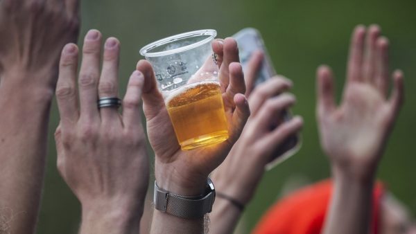 Het regent meters bier, maar waarom gooien mensen hun bekers naar artiesten?