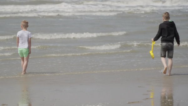 Kinderen van gezin Buddenbruck uit 'Een Huis Vol' zien voor het eerst de zee: 'Zo cool'