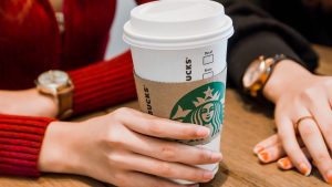 Thumbnail voor Starbucks boekt hogere omzet door jouw extra dure kopjes koffie