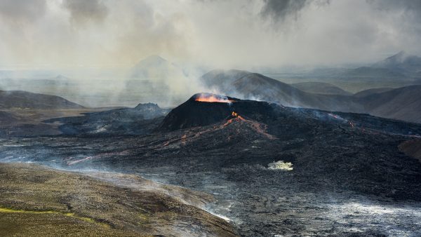 Vulkanische uitbarsting op schiereiland Reykjanes in IJsland