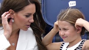 Thumbnail voor Fans smullen van grappige gezichtsuitdrukkingen prinses Charlotte tijdens Gemenebestspelen