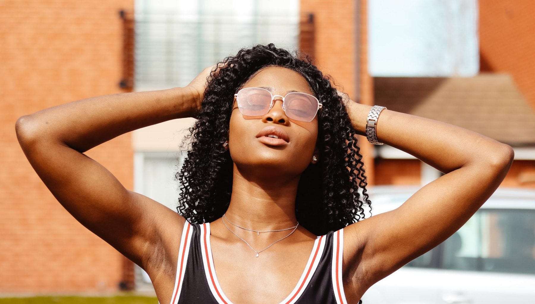 Vrouw met zonnebril in de zon