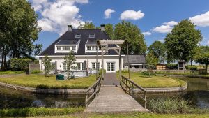 Thumbnail voor Wat nou geen privacy: huis met eigen ophaalbrug (én bijzonder paardendoolhof)