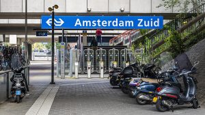 Thumbnail voor Vertraging: NS vergeet de rolluiken van station Amsterdam Zuid te openen