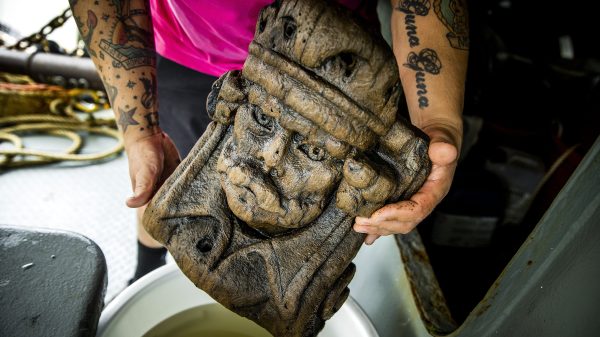 Eeuwenoud opgevist beeld is aan wal: 'Misschien 450 jaar op bodem gelegen'